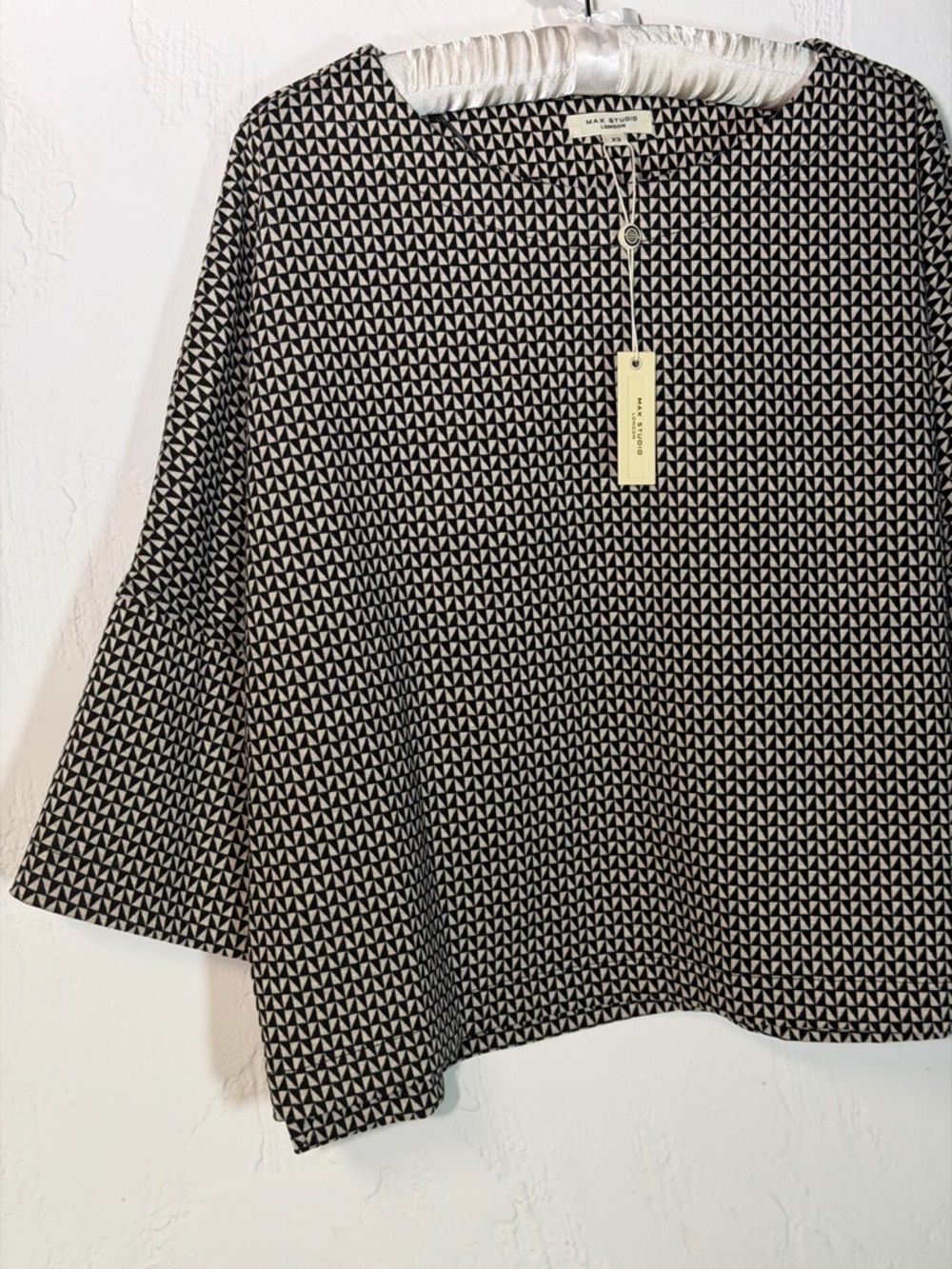 Max Studio Black and Cream Triangle-Print Top 3/4 sleeves box style - perfect - Picture 3 of 16